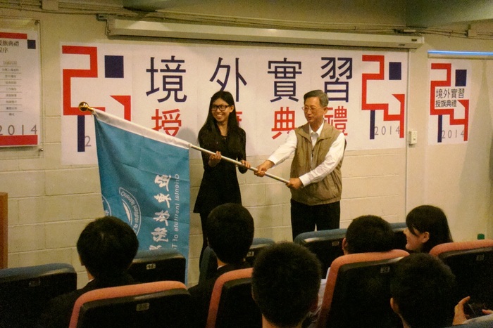 馬來西亞團學生代表授旗