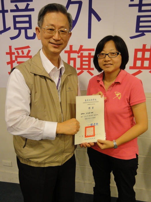 頒發輔導老師聘書-江玉森助理