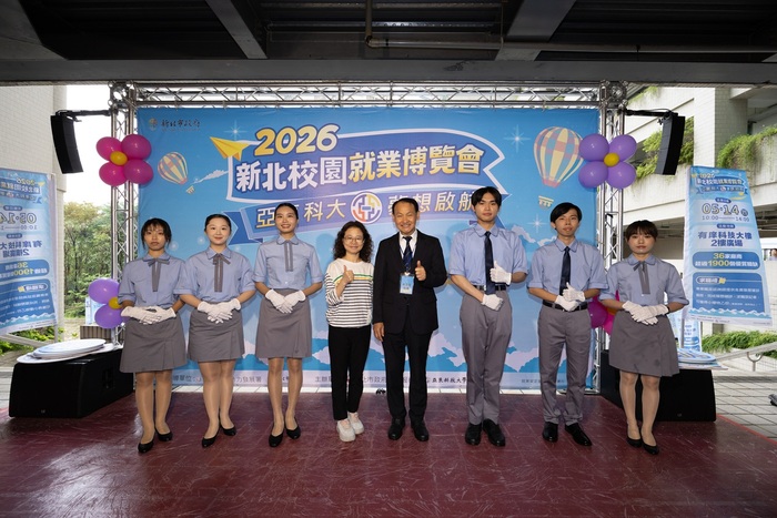 長官與親善大使合影