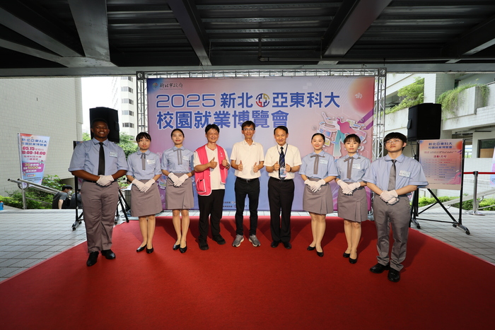 長官與親善大使合影