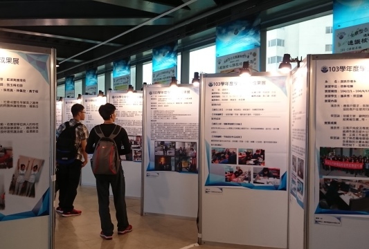 學生參觀成果展海報發表